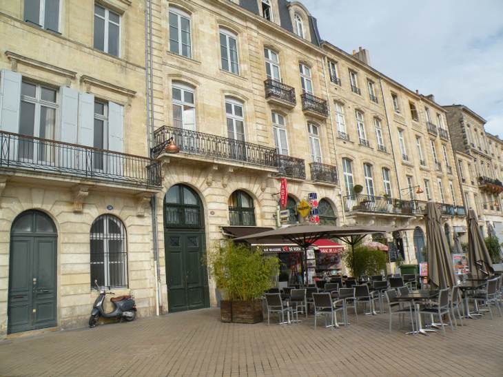  terrasse de café sur le quai des Chartrons